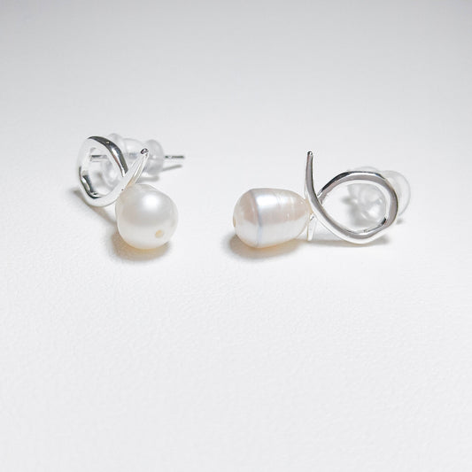 Bow Pearl Earrings