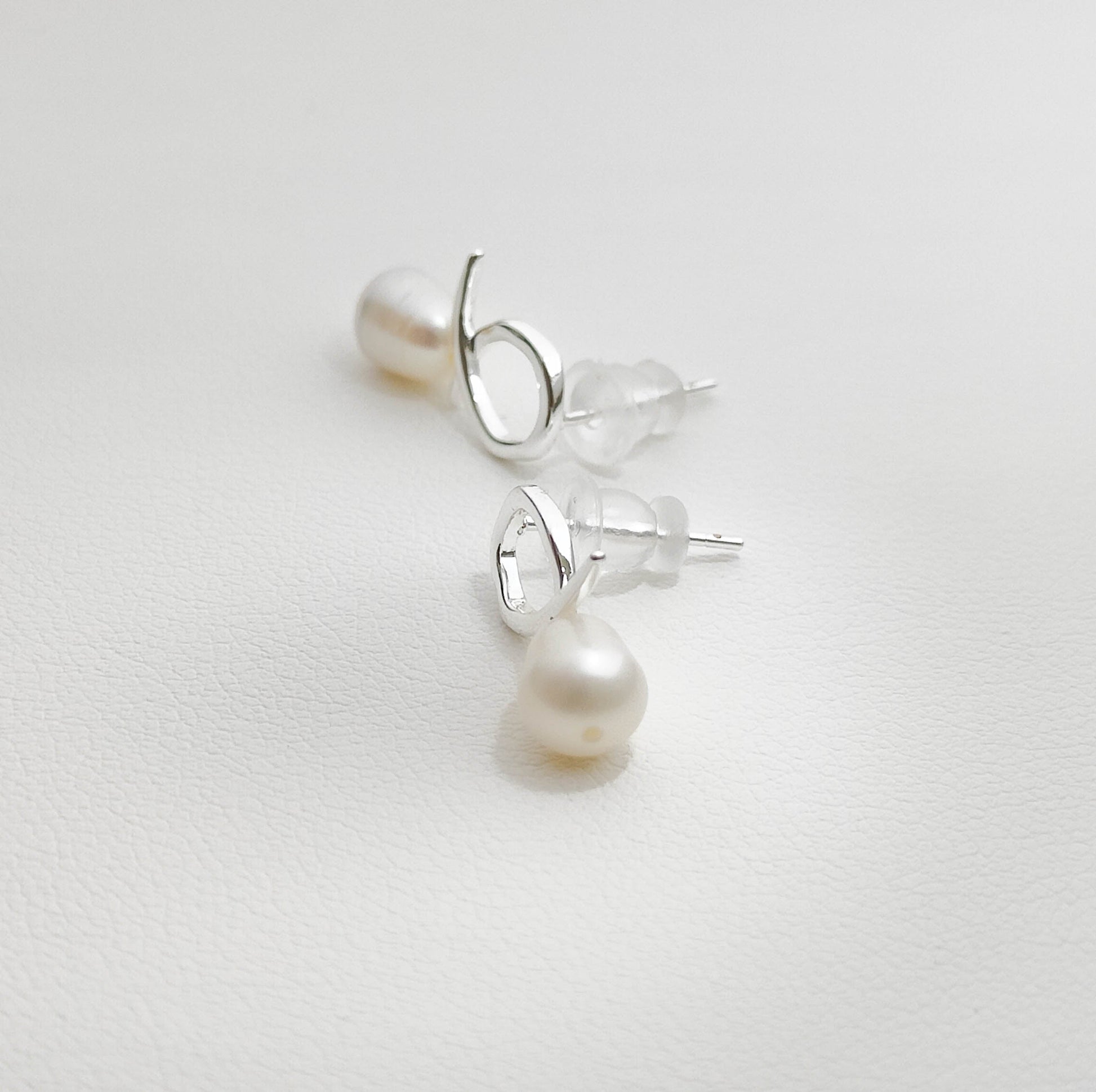 Bow Pearl Earrings